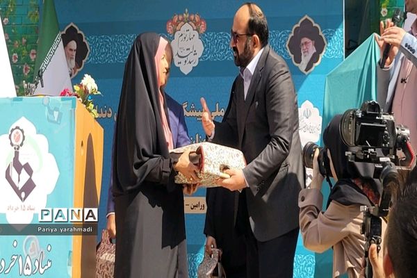 مراسم آغاز طرح ملی پیشگیری از پوسیدگی دندان دانش‌آموزان در دبستان محدثه شاهد شهرستان ورامین