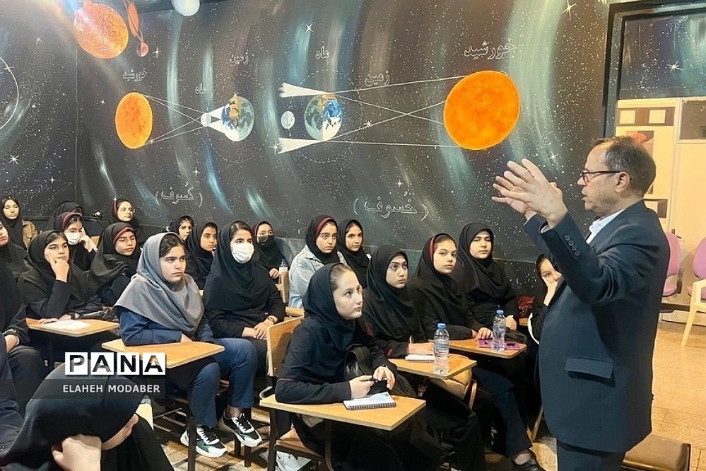 کارگاه آموزشی آشنایی با نجوم  و رصد ماه و صور فلکی در پژوهش‌سرای دانش‌آموزی کاوش کهریزک