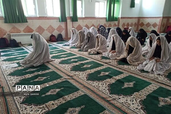 برگزاری نماز جماعت در دبیرستان دخترانه نبوت ملارد