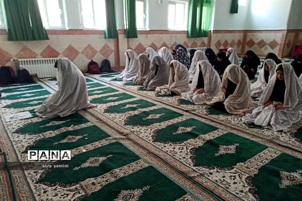 برگزاری نماز جماعت در دبیرستان دخترانه نبوت ملارد