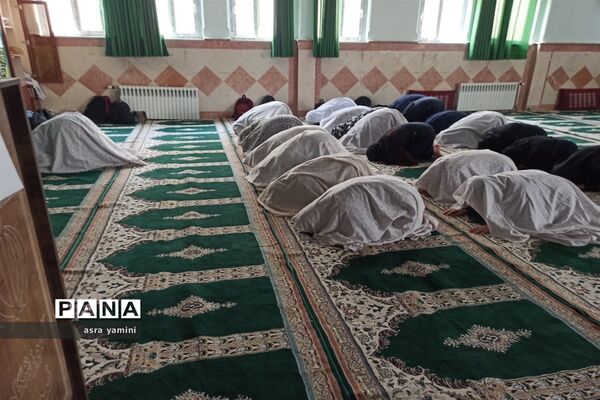برگزاری نماز جماعت در دبیرستان دخترانه نبوت ملارد