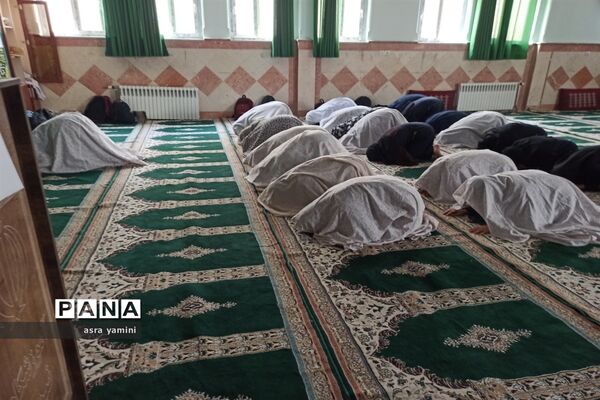برگزاری نماز جماعت در دبیرستان دخترانه نبوت ملارد