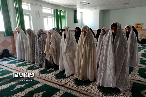 برگزاری نماز جماعت در دبیرستان دخترانه نبوت ملارد
