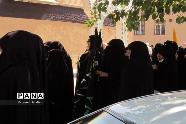 جلوه‌هایی از حضور مردم قم در راهپیمایی 15 خرداد