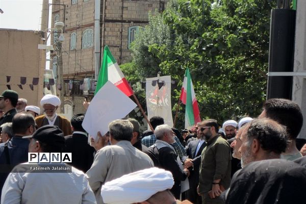 جلوه‌هایی از حضور مردم قم در راهپیمایی 15 خرداد