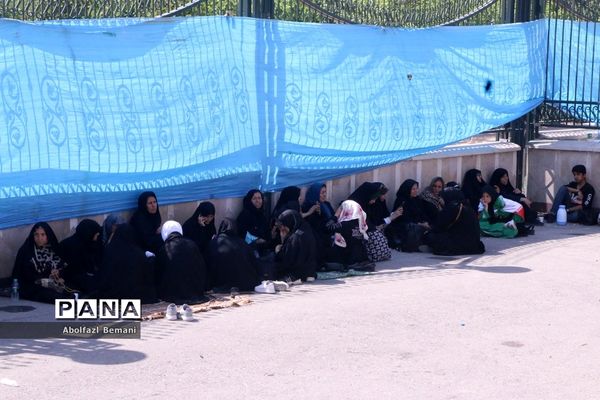 عرض ارادت مردم به امام خمینی(ره) در سی و چهارمین سالگرد ارتحال