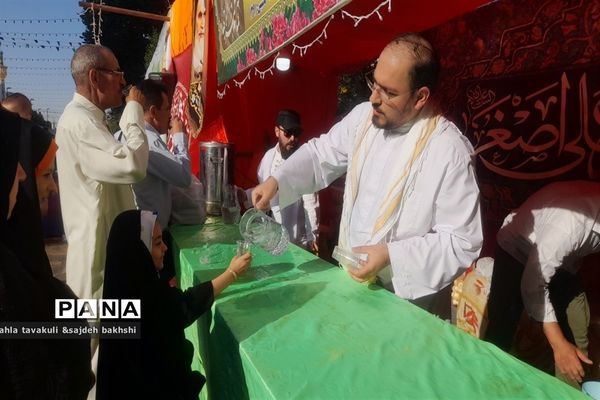 جشن باشکوه خانوادگی در جوار آقا علی ‌بن موسی الرضا (ع) با حضور پرشور مردم در مشهد مقدس
