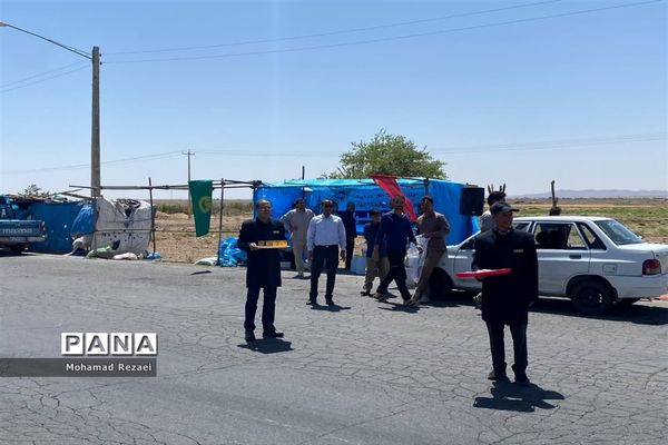 برپایی ایستگاه صلواتی و پذیرایی از زائران حرم مطهر رضوی