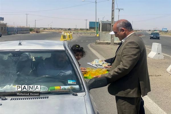 برپایی ایستگاه صلواتی و پذیرایی از زائران حرم مطهر رضوی