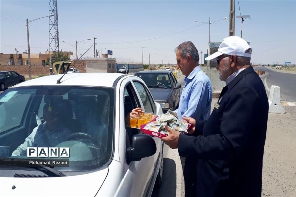 برپایی ایستگاه صلواتی و پذیرایی از زائران حرم مطهر رضوی