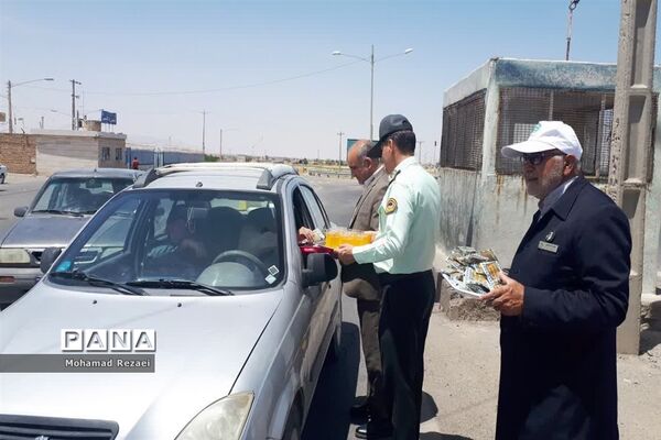 برپایی ایستگاه صلواتی و پذیرایی از زائران حرم مطهر رضوی