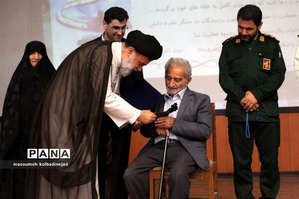 تجلیل از ایثارگران و نخبگان علمی شاهد در گلوگاه