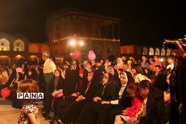 جشن بزرگ میلاد امام رضا(ع) با حضور خادمان حرم در میدان امام اصفهان