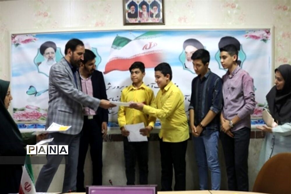 تجلیل از دانش‌آموزان و اولیای برتر شرکت کننده در  جشنواره نوجوان سالم  شهرستان قدس
