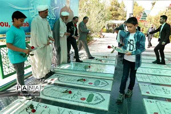 مراسم تجلیل از دانش‌آموزان برگزیده فراخوان «دلنوشته ای به رفیق شهیدم» در قم