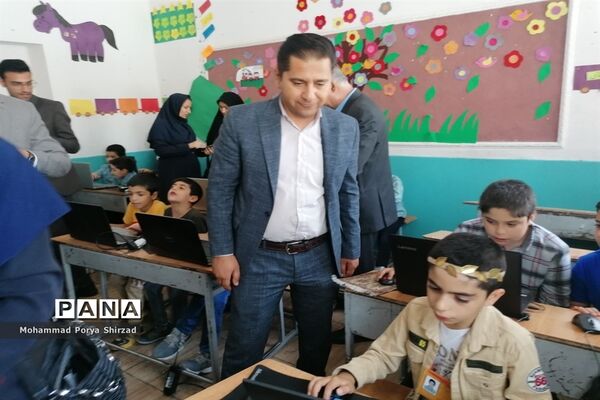 نمایشگاه دست‌سازهای دانش‌آموزان ناحیه چهار شیراز در طرح بوم
