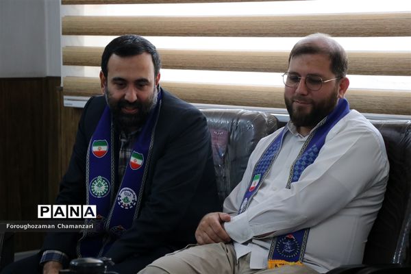 مراسم تکریم پیشتازان، خبرنگاران و اعضا مجلس دانش‌آموزی از کارشناس مسئول سازمان دانش‌آموزی خراسان‌رضوی