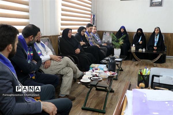 مراسم تکریم پیشتازان، خبرنگاران و اعضا مجلس دانش‌آموزی از کارشناس مسئول سازمان دانش‌آموزی خراسان‌رضوی