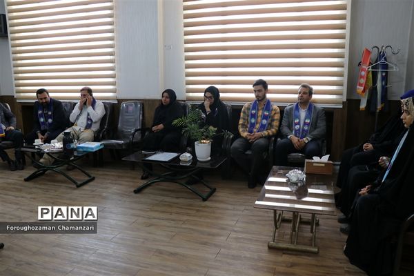 مراسم تکریم پیشتازان، خبرنگاران و اعضا مجلس دانش‌آموزی از کارشناس مسئول سازمان دانش‌آموزی خراسان‌رضوی