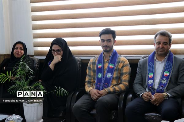 مراسم تکریم پیشتازان، خبرنگاران و اعضا مجلس دانش‌آموزی از کارشناس مسئول سازمان دانش‌آموزی خراسان‌رضوی