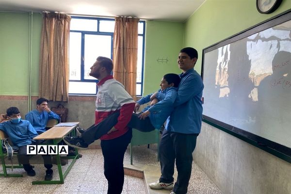 دانش‌آموزان آماده در روزهای سخت