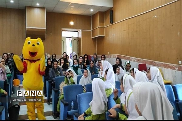 جشن الفبا دبستان زهره بنیانیان در سالن کانون سمیه شیروان