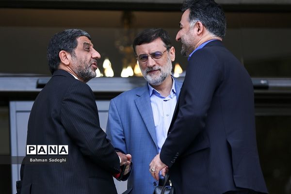 اعضای هیأت دولت در جمع خبرنگاران