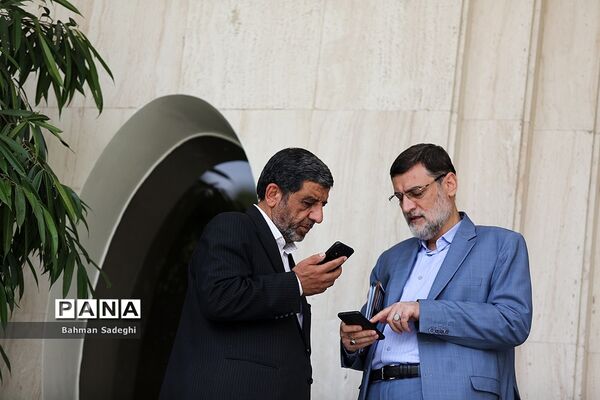 اعضای هیأت دولت در جمع خبرنگاران