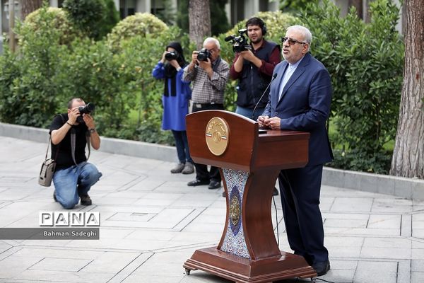 اعضای هیأت دولت در جمع خبرنگاران