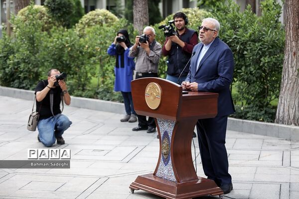 اعضای هیأت دولت در جمع خبرنگاران