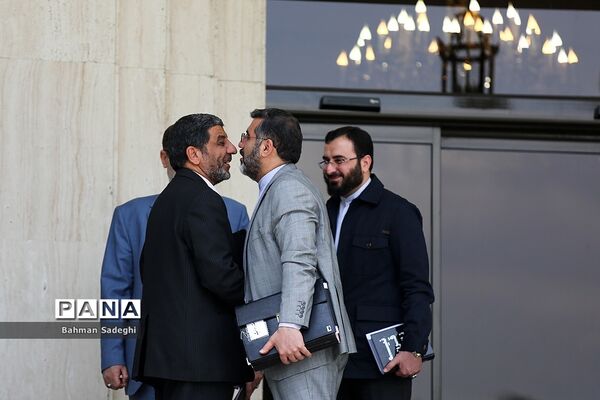 اعضای هیأت دولت در جمع خبرنگاران