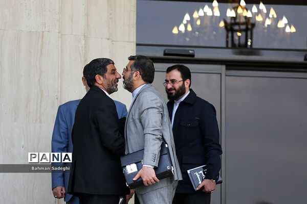اعضای هیأت دولت در جمع خبرنگاران
