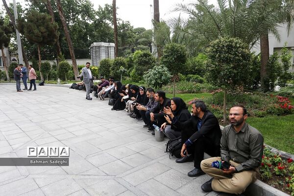 اعضای هیأت دولت در جمع خبرنگاران