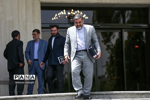 اعضای هیأت دولت در جمع خبرنگاران