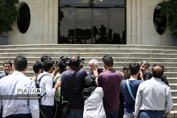 اعضای هیأت دولت در جمع خبرنگاران