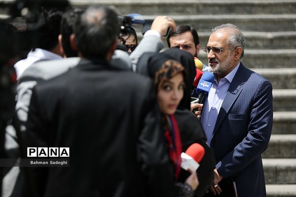 اعضای هیأت دولت در جمع خبرنگاران