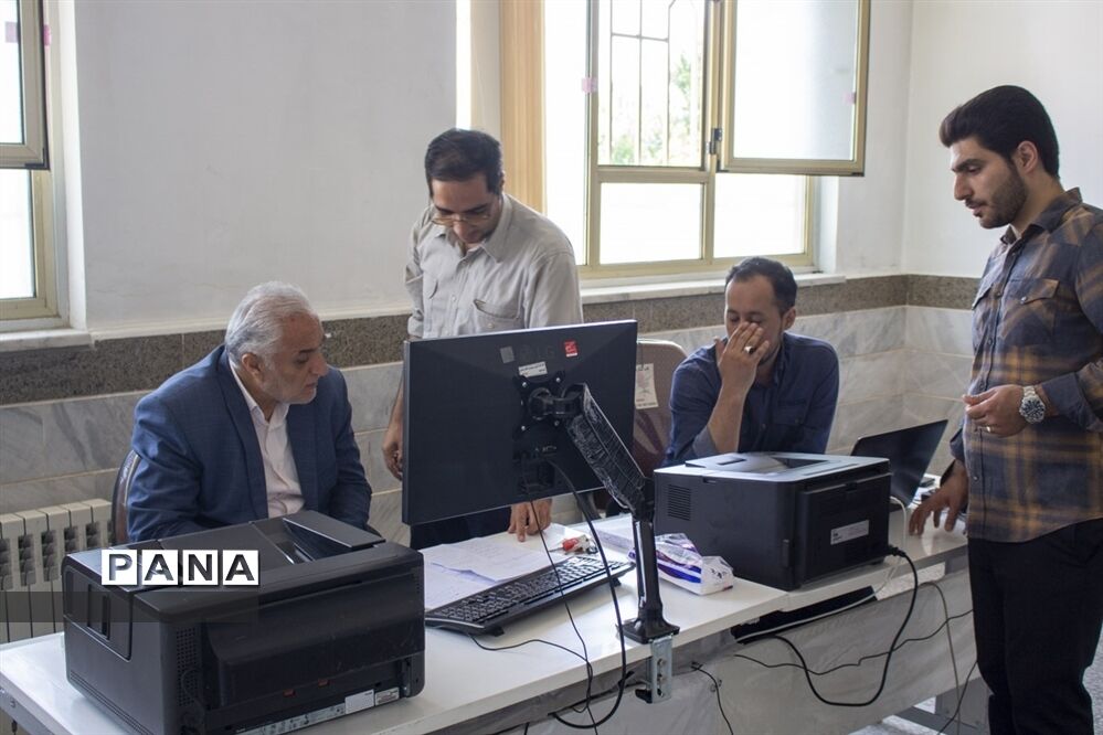 بازدید مدیر آموزش و پرورش محلات از حوزه تصحیح امتحانات نهایی