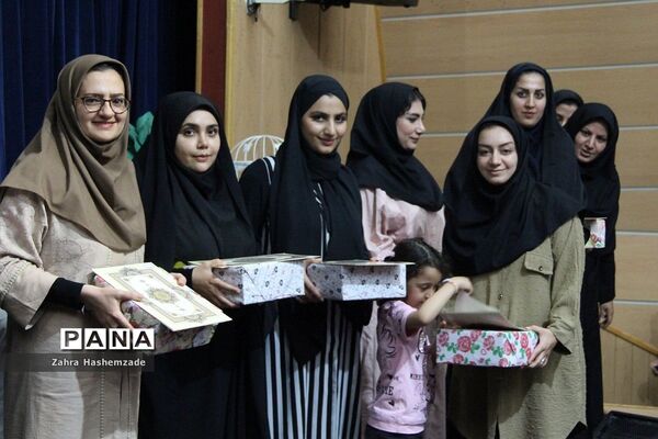 آیین تجلیل از معلمان پایه اول مدارس مقطع ابتدایی ناحیه یک شهرری در فرهنگسرای ولا