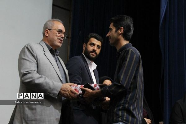 آیین تجلیل از معلمان پایه اول مدارس مقطع ابتدایی ناحیه یک شهرری در فرهنگسرای ولا