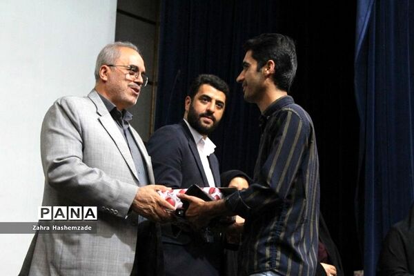 آیین تجلیل از معلمان پایه اول مدارس مقطع ابتدایی ناحیه یک شهرری در فرهنگسرای ولا
