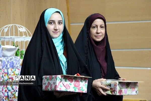 آیین تجلیل از معلمان پایه اول مدارس مقطع ابتدایی ناحیه یک شهرری در فرهنگسرای ولا