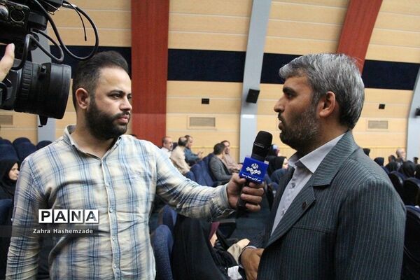 آیین تجلیل از معلمان پایه اول مدارس مقطع ابتدایی ناحیه یک شهرری در فرهنگسرای ولا