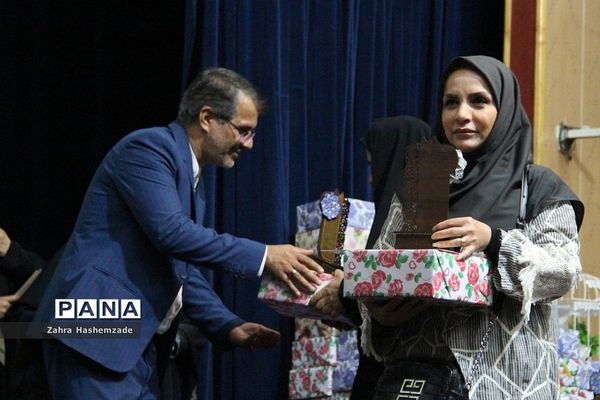 آیین تجلیل از معلمان پایه اول مدارس مقطع ابتدایی ناحیه یک شهرری در فرهنگسرای ولا