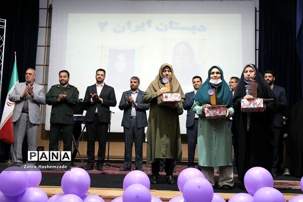آیین تجلیل از معلمان پایه اول مدارس مقطع ابتدایی ناحیه یک شهرری در فرهنگسرای ولا