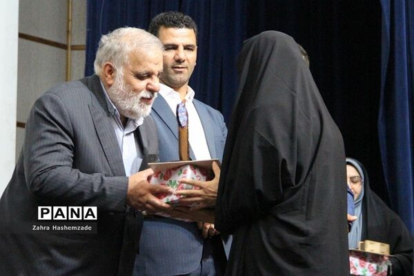 آیین تجلیل از معلمان پایه اول مدارس مقطع ابتدایی ناحیه یک شهرری در فرهنگسرای ولا