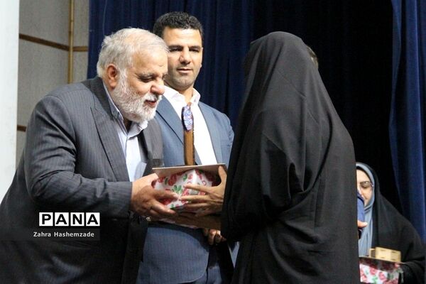آیین تجلیل از معلمان پایه اول مدارس مقطع ابتدایی ناحیه یک شهرری در فرهنگسرای ولا