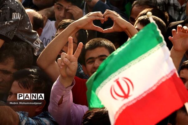 استقبال پرشکوه مردم تبریز از رئیس جمهوری