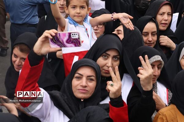 استقبال پرشکوه مردم تبریز از رئیس جمهوری