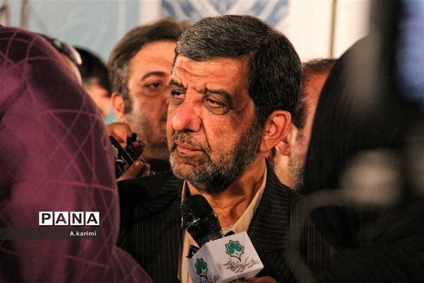 حضور عزت‌الله ضرغامی در کنار بزرگترین سفره قلمکار ایران در اصفهان