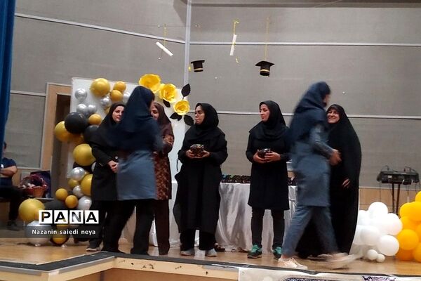 جشن فارغ‌التحصیلی دانش‌آموزان پایه نهم دبیرستان تربیت رودهن